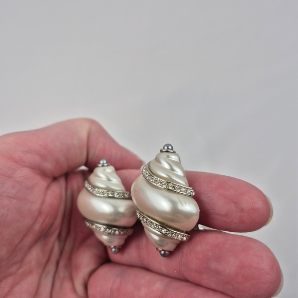 Kenneth Lane KJL Faux Pearl Rhinestone Seashell Clip On Earrings Silver Tone VTG - Picture 6 of 10